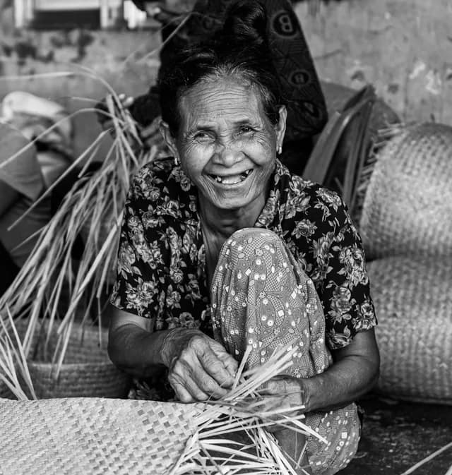 Chị Mai đánh sáp gỗ
