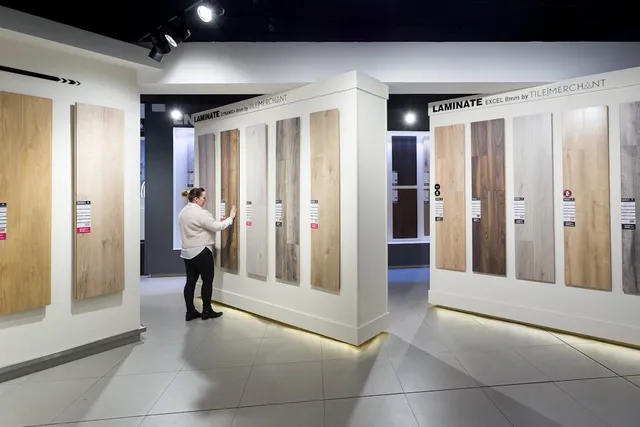 Designer Furnio tư vấn cho khách